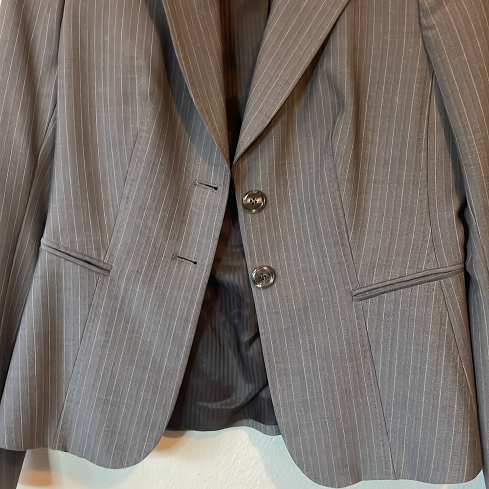 The Limited Perfect Travel Suit blazer. Gray with white pin stripe. Size 8. - Picture 4 of 5